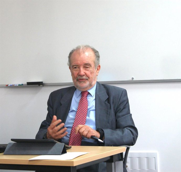 Archivo - El magistrado Juan Antonio Xiol Ríos en los cursos de verano de la UNIA