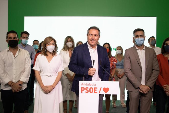 El candidato socialista a la Presidencia de la Junta de Andalucía, Juan Espadas (2d), junto al socialista Felipe Sicilia (d) y demás miembros de la organización, ofrece una rueda de prensa en su proclamación como secretario general del PSOE de Andalucía