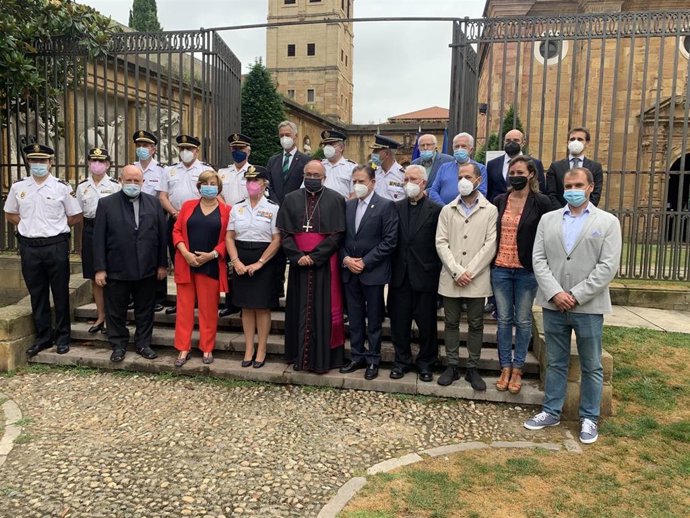 La Policía Nacional presenta en Oviedo las credenciales del Camino de Santiago.