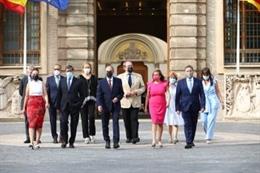 El presidente del Gobierno de Aragón, Javier Lambán, y el resto del ejecutivo en la entrada norte del Edificio Pignatelli