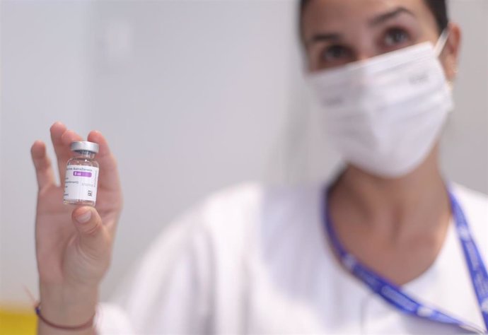 Una sanitaria sujeta una dosis de AstraZeneca contra el Covid-19 para los estudiantes del próximo Erasmus, en el dispositivo puesto en marcha en el Colegio Oficial de Médicos de Madrid, a 7 de julio de 2021, en Madrid, (España).