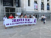 Cibeles recuerda con un minuto de silencio a Luisa, la séptima madrileña asesinada por violencia machista este año
