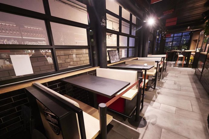 Archivo - Mesas con medidas de seguridad en un restaurante de Pamplona, Navarra (España), a 17 de diciembre de 2020