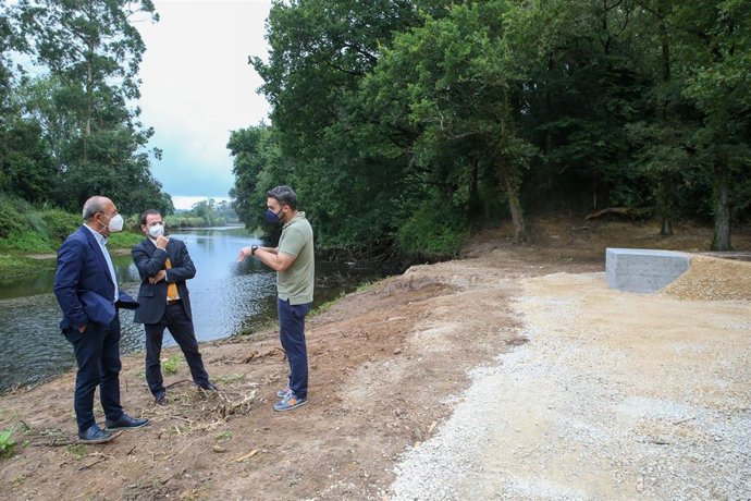 El consejero de Turismo y el alcalde de Ribamontán al Monte en el embarcadero de la ría de Cubas