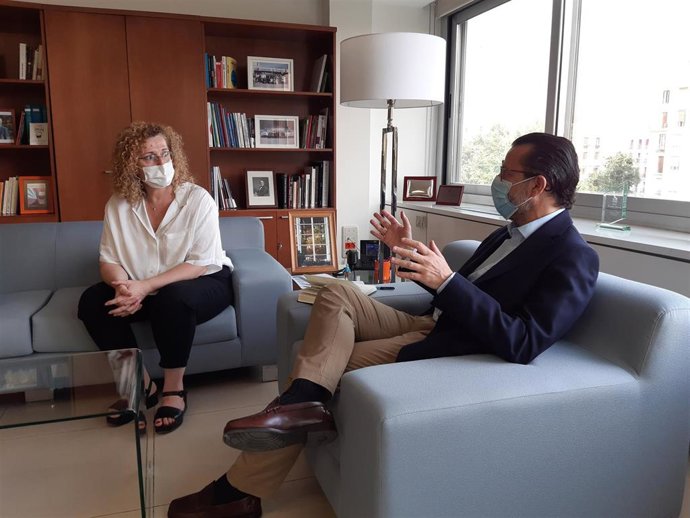 Reunión entre la secretaria de Política Institucional del sindicato, Paloma Vega, y el consejero de Economía, Hacienda y Empleo, Javier Fernández- Lasquetty.