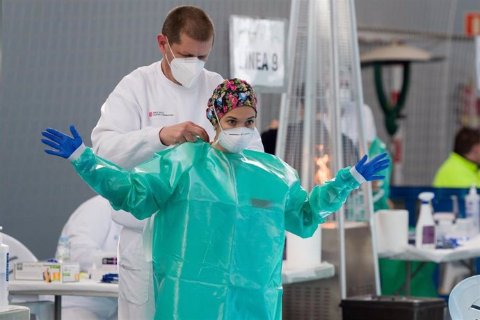 Archivo - Una trabajadora sanitaria se protege para realizar tests de antígenos en Ibiza.