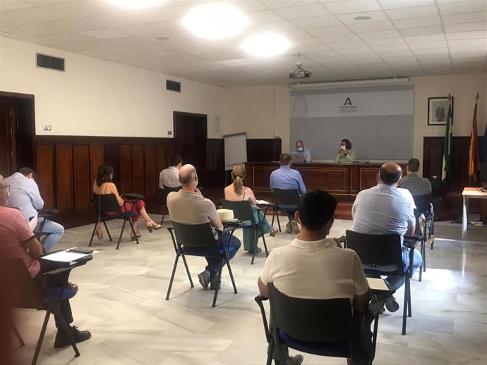 Reunión de Regina Serrano con representantes municipales