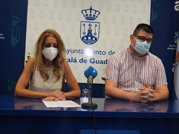 La delegada de Accesibilidad del Ayuntamiento de Alcalá de Guadaíra, María José Morilla (Cs), y Antonio Hoys, vocal del colegio de Farmacéuticos, han presentado la iniciativa.