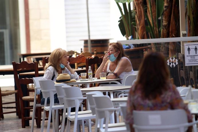 Archivo - Una persona fuma en una terraza. En Málaga, (Andalucía, España), a 17 de agosto de 2020.