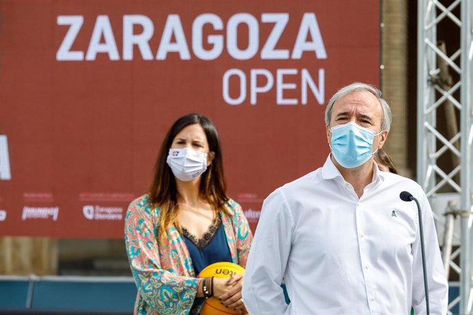 Azcón insiste en que "se ha llegado tarde" y "por desgracia" hay que tomar restricciones.