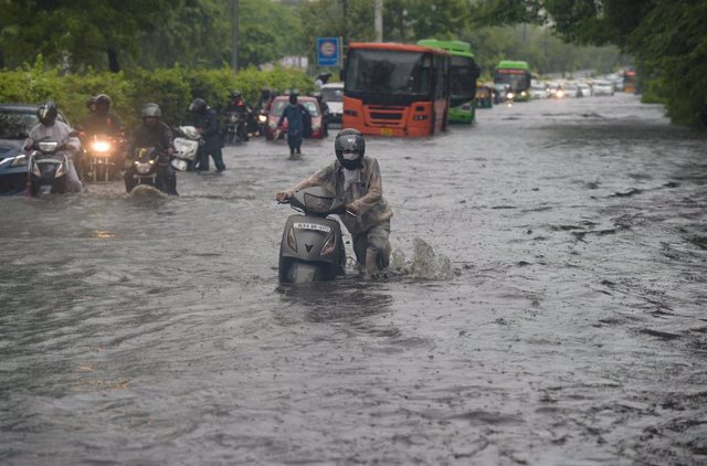 Inundaciones en la capital de India, Nueva Delhi, a causa de las fuertes lluvias