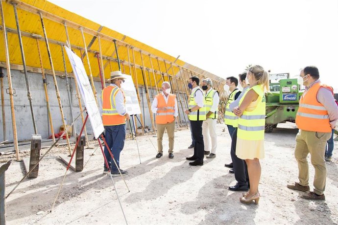 García y Amat visitan las obras en el puente de Roquetas de Mar (Almería)