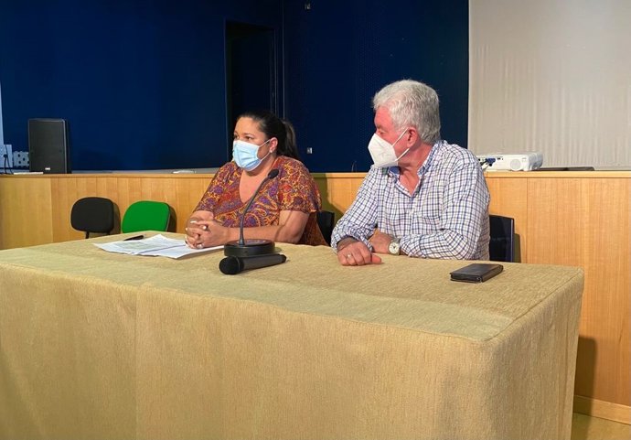 La vicepresidenta primera de la Diputación de Córdoba, Dolores Amo, y el presidente de la Mancomunidad de Los Pedroches, Santiago Ruiz.