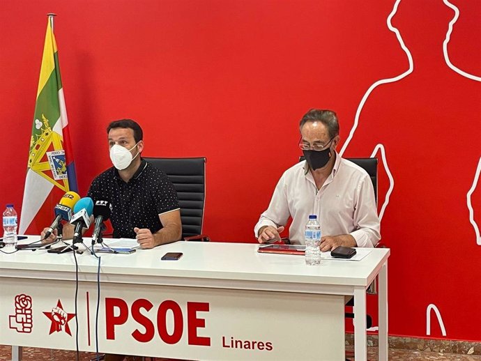 Rueda de prensa de Felipe López acompañado por el secretario general del PSOE de Linares, Javier Perales
