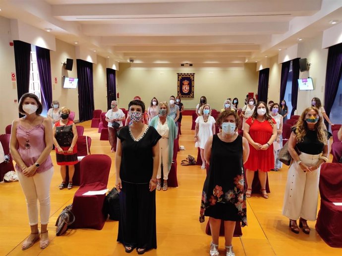 La directora del Instituto de las Mujeres, María Antonia Morilla (segunda por la dcha.), y la delegada de Igualdad en la Diputación, Alba Doblas (tercera), antes de la jornada sobre la Ley de Salud Sexual y Reproductiva y de Interrupción del Embarazo