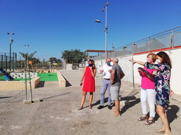 La presidenta del Consell de Mallorca, Catalina Cladera; el conseller de Turismo y Deportes, Andreu Serra; la directora insular Margalida Portells, y la alcaldesa de Llubí, Magdalena Perelló, en la visita de la piscina del municipio.