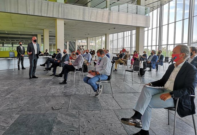 Archivo - Reunión del delegado de Hábitat Urbano, Cultura y Turismo del Ayuntamiento de Sevilla, Antonio Muñoz, con el Consejo Asesor del Plan8 de impulso al turismo y con una representación de empresarios e instituciones.