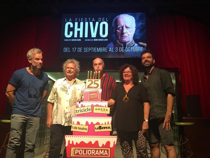 Los socios de 3xtres: Paco Mir, de Tricicle, Anna Rosa Cisquella, de Dagoll Dagom, Toni Albadalejo, de Anexa, David Selvas, de La Brutal, y Dani López-Orós, de T de Teatre