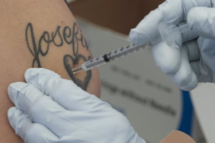 Archivo - 08 May 2021, US, Los Angeles: A person receives a coronavirus (COVID-19) vaccine at a vaccination site held by CHIRLA, the Coalition for Humane Immigrant Rights, and the Mexican Consulate. Photo: Ringo Chiu/ZUMA Wire/dpa