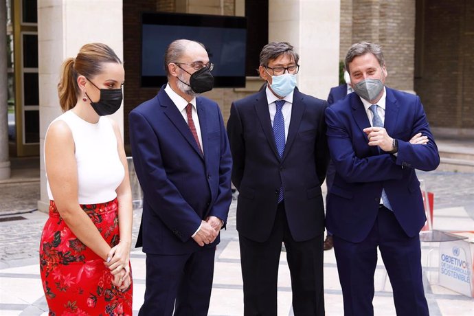 Los representantees de los cuatro partidos del Gobierno de Aragón con Maru Díaz (Podemos) en primer plano
