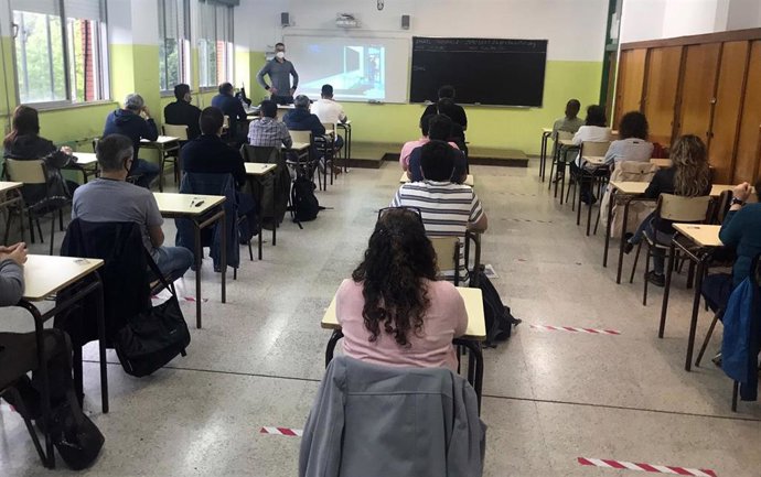 Archivo - Aspirantes en las oposiciones docentes en Asturias