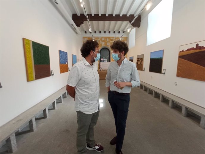 El artista, Iván Martín-García, (izquierda) y el concejal de Cultura, Alberto Espinar (derecha) en la exposición 'Terra'.