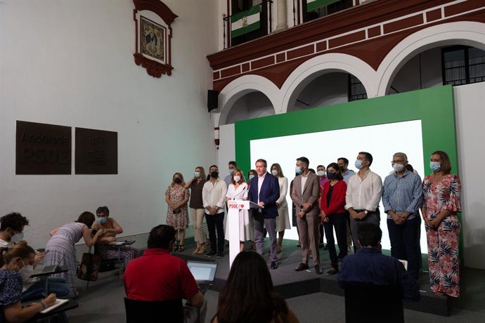 El candidato socialista a la Presidencia de la Junta de Andalucía, Juan Espadas (c), y demás miembros de su ' ofrece una rueda de prensa en su proclamación como secretario general del PSOE de Andalucía por la Comisión de Ética de la federación socialist