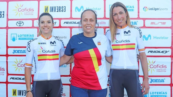 La seleccionadora de ciclismo en ruta junto a Mavi García y Ane Santesteban, representantes españolas en los Juegos de Tokyo 2020.