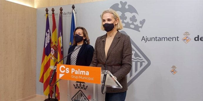 Archivo - La portavoz municipal de Ciudadanos en el Ayuntamiento de Palma, Eva Pomer, y la regidora de esta formación, Joana Capó, en una rueda de prensa.