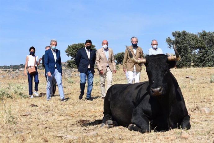 El consejero de Agricultura, Ganadería y Desarrollo Rural de la Junta, Jesús Julio Carnero, visita una ganadería en Cardeñosa (Ávila) y en el cebadero comunitario de Riocabado.