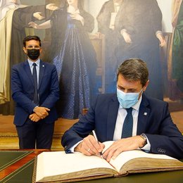 El delegado del Gobierno en Andalucía, Pedro Fernández, ha visitado el Ayuntamiento de Granada y ha firmado en el Libro de Oro de la ciudad.
