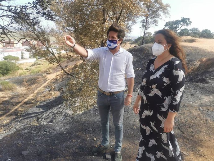 La viceportavoz de Ciudadanos (Cs) en el Ayuntamiento de Huelva, Noelia Álvarez, junto a Guillermo García Longoria.