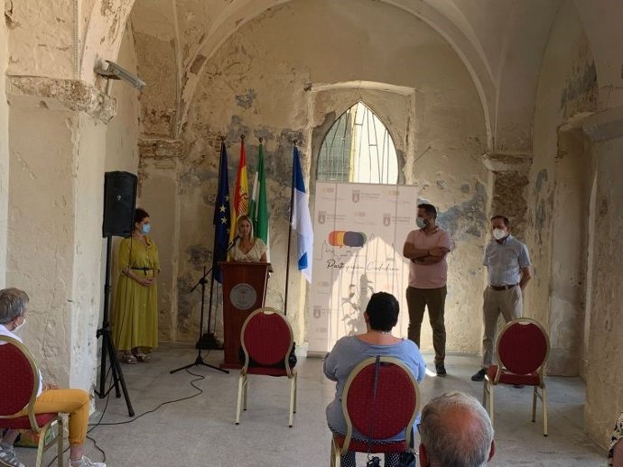 La diputada de Desarrollo Democrático de la Diputación de Cádiz, Lucía Trujillo, durante el inicio de uno de los cursos de Diputación en Chipiona.