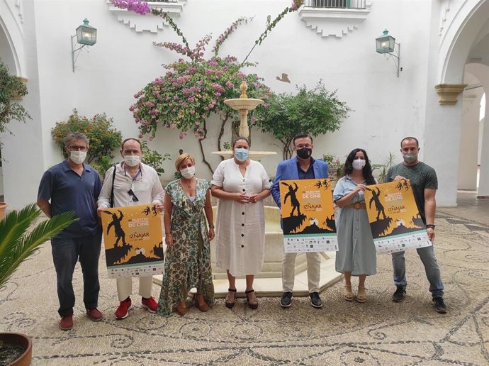 La vicepresidenta primera de la Diputación de Córdoba, Dolores Amo (centro), en la presentación de la Muestra de Cine Lago de Iznájar.