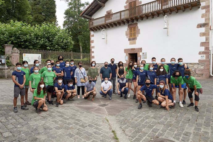 Veinticinco jóvenes participan en el Campo de voluntariado medioambiental que se desarrolla en Bertiz.