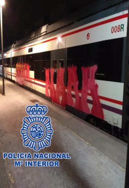 Pintadas en trenes de la estación de Gijón
