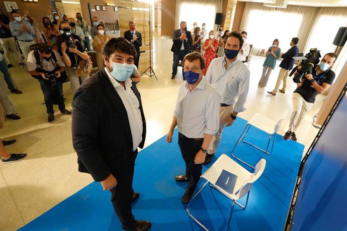 (I-D) El presidente de la Región de Murcia, Fernando López Miras; el portavoz nacional del PP y alcalde de Madrid, José Luis Martínez-Almeida, y el secretario general del Partido Popular, Teodoro García Egea, en los Cursos de Verano del PP de la Región