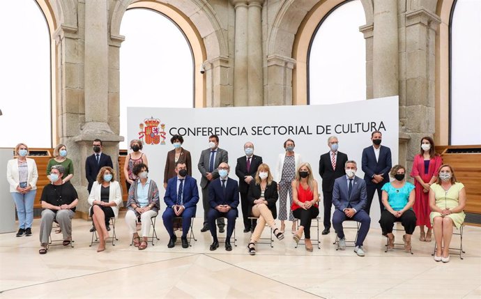 Foto de familia de los consejeros de cultura de cada comunidad autónoma posando para la XXIX Reunión del Pleno de la Conferencia Sectorial de Cultura, en el Claustro de los Jerónimos del Museo Nacional del Prado, a 23 de julio de 2021, en Madrid (España