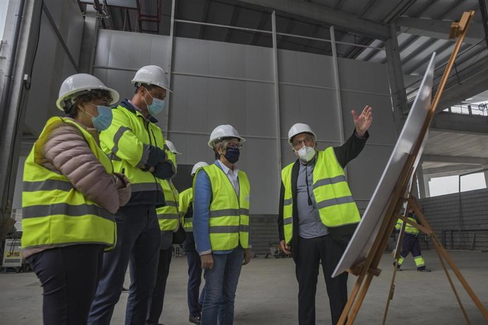 La conselleira do Mar, Rosa Quintana, visita las obras de la nueva instalación de Frigonor Coldstore, en A Pobra do Caramiñal (A Coruña)