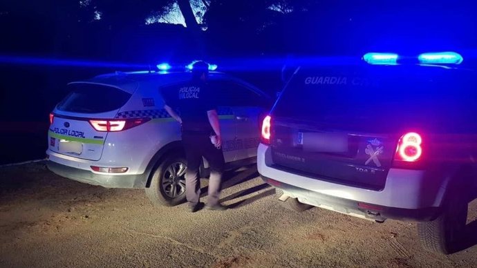 Coches de la Policía Local y Guardia Civil de Cartaya.