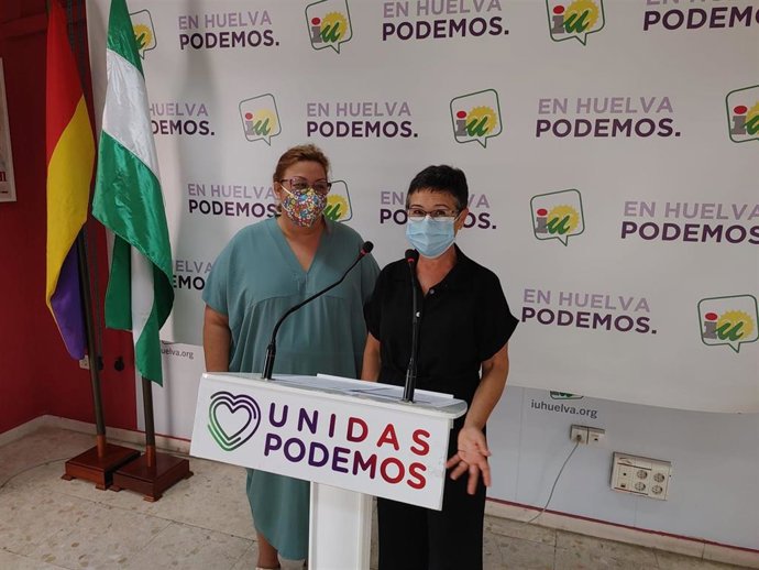 La portavoz de la confluencia entre Izquierda Unida y Podemos en el Ayuntamiento de Huelva, Mónica Rossi, y la responsable de Sanidad privada y Sectores socio sanitarios de CCOO de Huelva, Juana Suero.