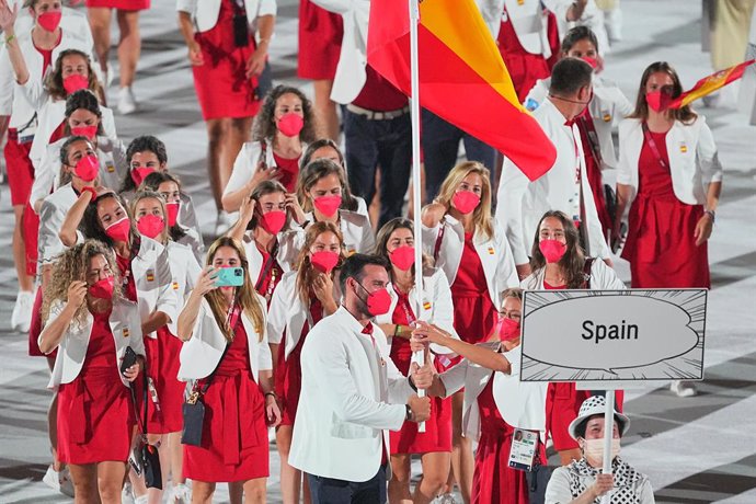 Mireia Belmonte y Saúl Craviotto portan la bandera española en la ceremonia de inauguración de los Juegos de Tokyo 2020.