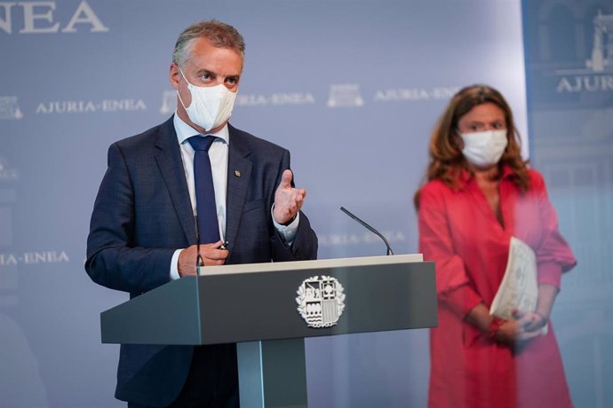 El Lehendakari, Iñigo Urkullu (i), y la consejera vasca de salud, Gotzone Sagardui (d), durante una rueda de prensa posterior a la reunión del Consejo asesor del LABI, a 22 de julio de 2021, en Vitoria, Álava, Euskadi (España). 