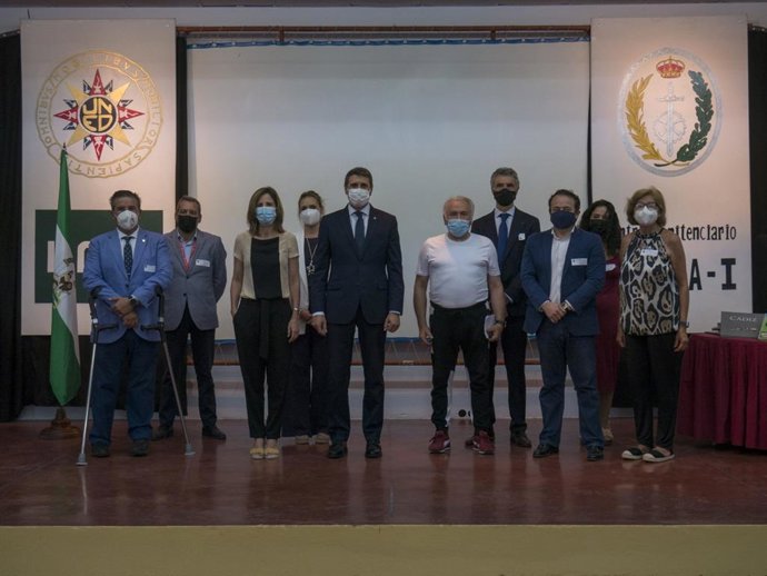 Archivo - Acto de la entrega de los libros recogidos en la campaña solidaria impulsada por el Grupo de Alimentación Díaz Cadenas, la Asociación 'Maruja Vilches con el Polígono Sur', y la Escuela de Fútbol 'Peloteros'