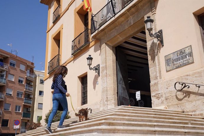 Una vecina con su mascota en Paterna (Valencia)