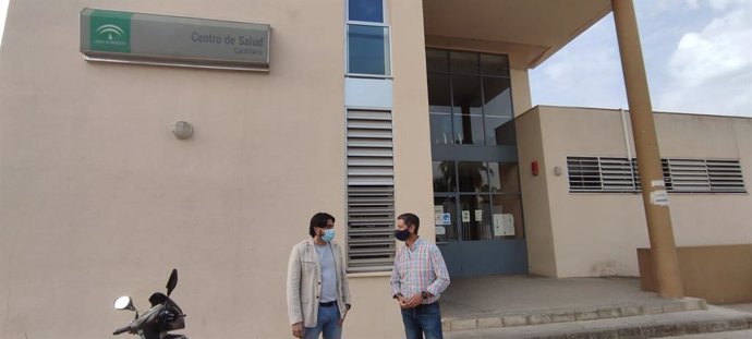 El diputado de Unidas Podemos por Andalucía Ismael Sánchez en la visita al Centro de Salud de Cantillana.