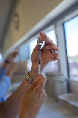 Una enfermera sostiene una vacuna contra el Covid-19 en el dispositivo puesto en marcha en el Hospital de La Paz