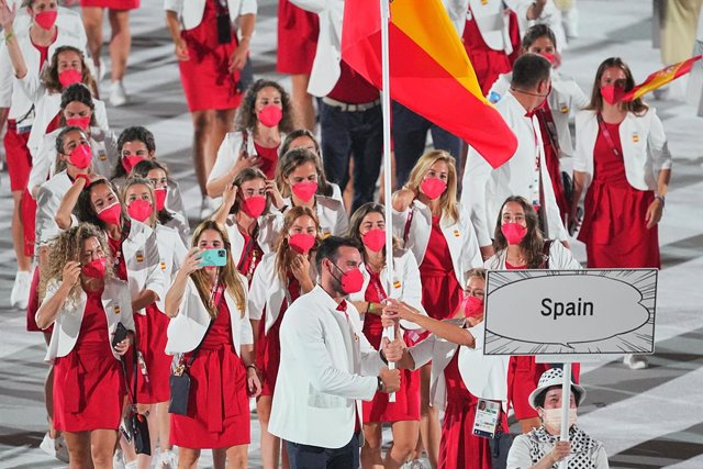 Mireia Belmonte i Saúl Craviotto porten la bandera espanyola en la cerimònia d'inauguració dels Jocs de Tòquio 2020