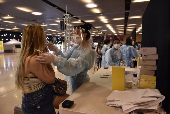 Una mujer se realiza un test de antígenos para acceder al primer día del festival Crulla, a 8 de julio de 2021, en Barcelona, Cataluña, (España).