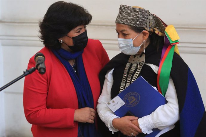 07 July 2021, Chile, Santiago: President of the Chilean Senate Yasna Provoste (L) speaks with Elisa Loncon, indigenous woman from the Mapuche people who was elected president of the Constituent Assembly, after a meeting of delegates at the former Senate